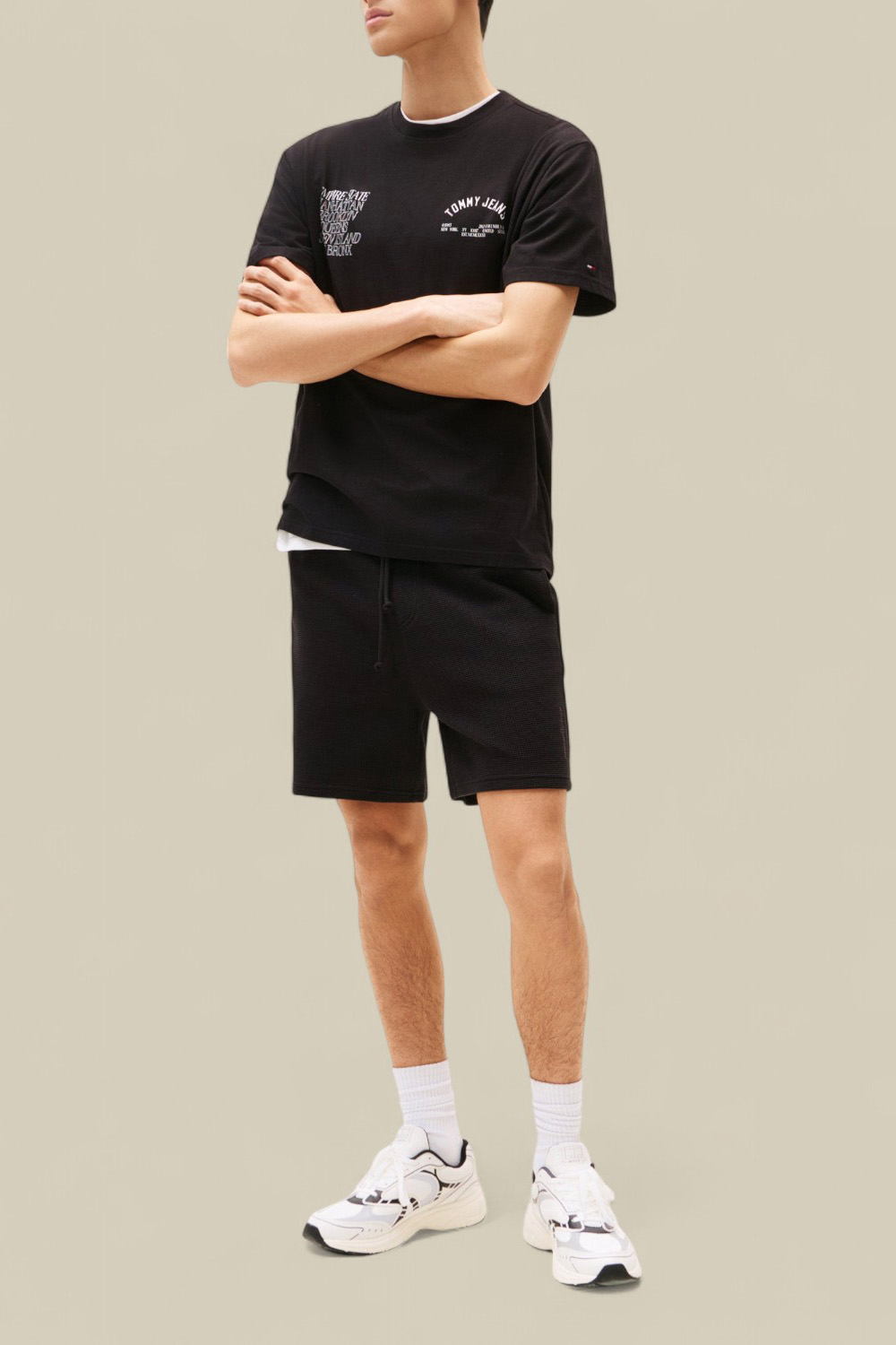 תמונת כל הלוק של חולצת טי